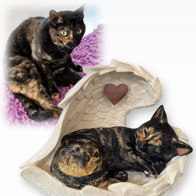 Tierurne Katze in Engelsflügel nach Fotovorlage bemalt, Flügel creme, Herz roségold