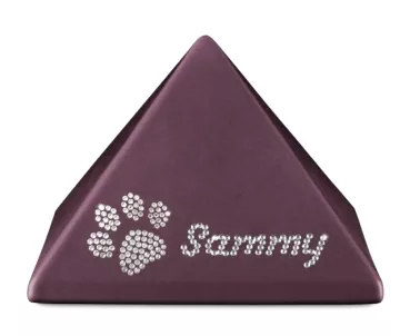 Beispiel Kristallbeschriftung Name Sammy auf 0,5 Ltr. Pyramidenurne, Farbe berry (Art.Nr. 833117)