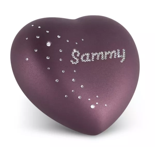Beispiel Kristallbeschriftung Name Sammy auf 0,5 Ltr. Herzurne, Farbe berry (Art.Nr. 804865)