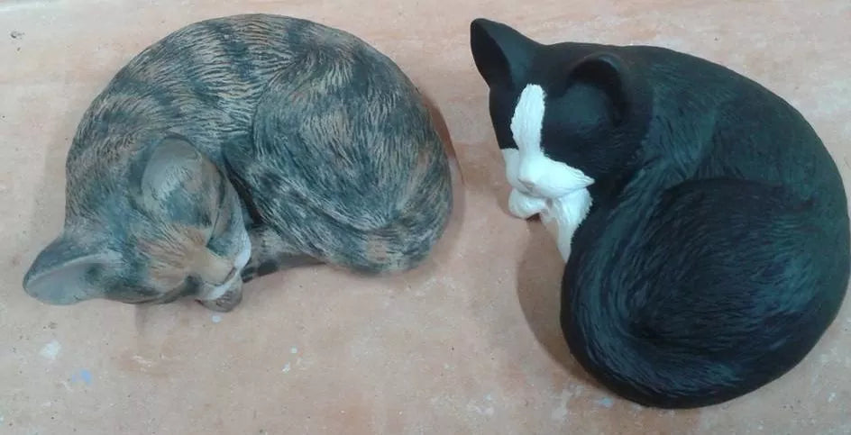 Katze liegend getigert und schwarz-weiß nach Fotovorlage