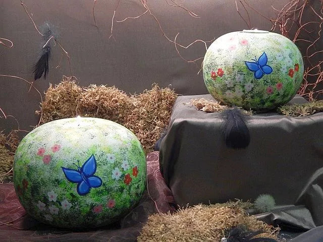 Tierurne Kugel Blumenwiese Gesammtansicht