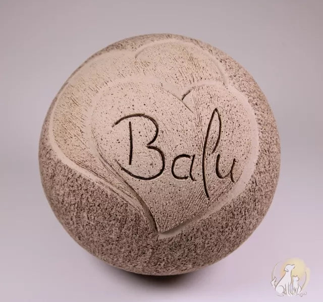 Beispielgravur "Balu" auf Urne, deren Art.Nr. mit 823 beginnt