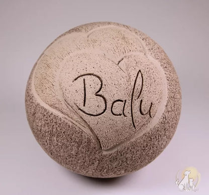 Beispielgravur "Balu" auf Urne, deren Art.Nr. mit 823 beginnt