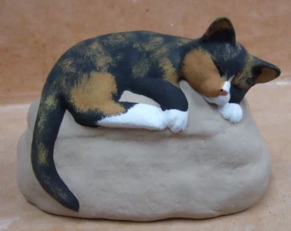 Katze auf Stein nach Foto gestaltet