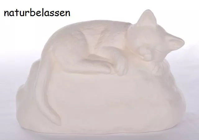 Katze auf Stein naturbelassen