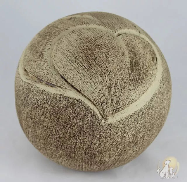 Tierurne Kugel Herzen cremefarben