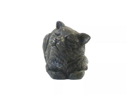 Kunstharzurne liegende Katze Ansicht 2 von vorne