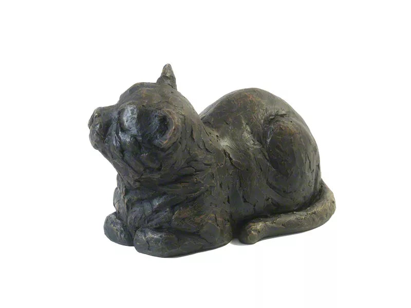Kunstharzurne liegende Katze Ansicht von der Seite