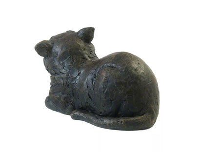 Kunstharzurne liegende Katze Ansicht von hinten