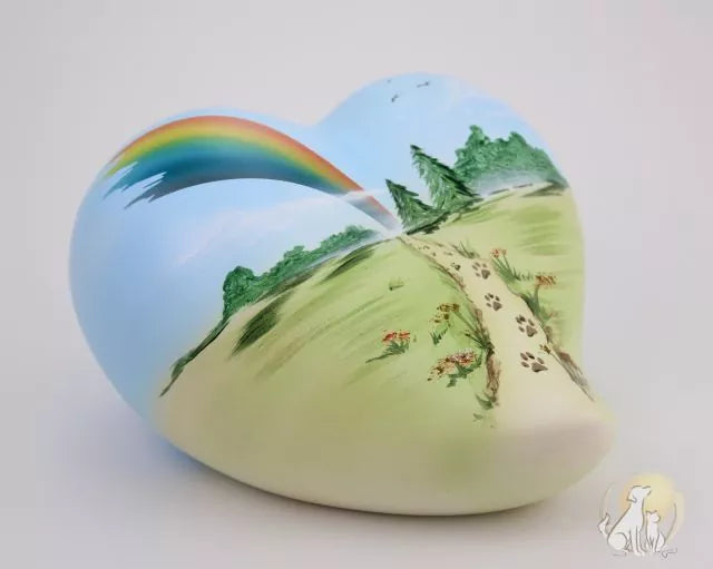 Herzurne bemalt Regenbogenweg