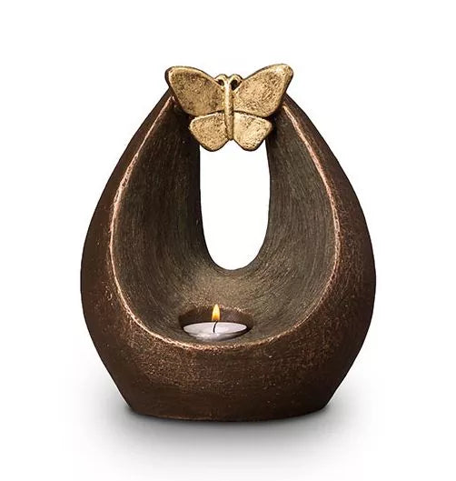 Skulptur mit Gedenklicht und Schmetterling