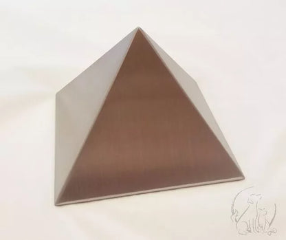 Tierurne Pyramide Edelstahl, Ansicht seitlich