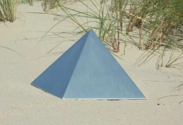 Tierurne Pyramide Edelstahl im Sand