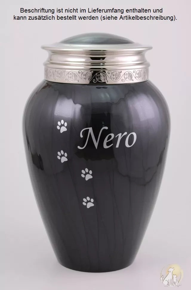 Urne Blessing 3,8 Liter schwarz, Beispiel einer Folienbeschriftung mit Namen und Pfotenspur, Schrift B silberfarben