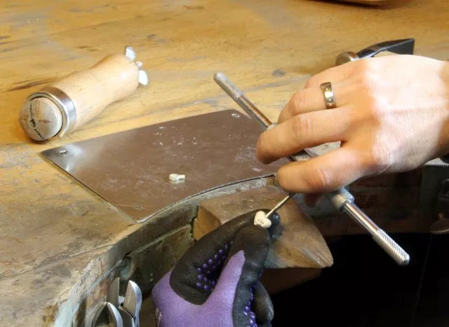 Handarbeit in der Goldschmiede: Herstellung der Ascheschmuck-Herzkette „Emmi“ mit Pfötchen-Motiv