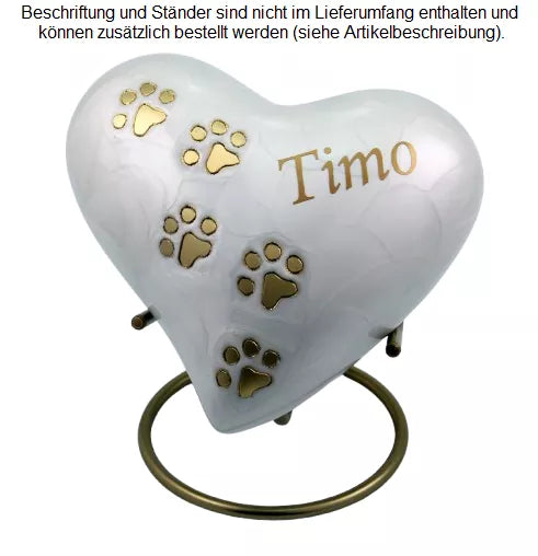 Beispiel einer Folienbeschriftung mit Namen (Schriftart Jeremias, goldfarben) auf 0,5 Liter Herzurne in weiß und Ständer in goldfarben