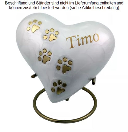 Beispiel einer Folienbeschriftung mit Namen (Schriftart Jeremias, goldfarben) auf 0,5 Liter Herzurne in weiß und Ständer in goldfarben