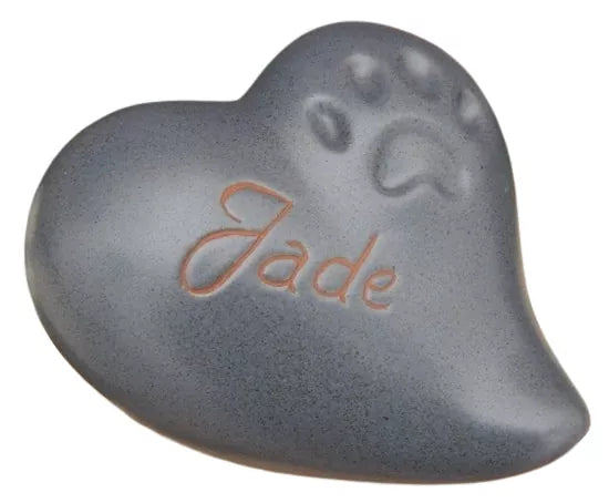 Beispielgravur "Jade" auf Tierurne Herz Pfote in blau (Art.Nr. beginnt mit 801)