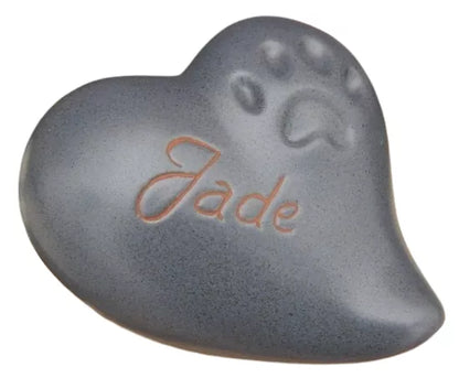 Beispielgravur "Jade" auf Tierurne Herz Pfote in blau (Art.Nr. beginnt mit 801)