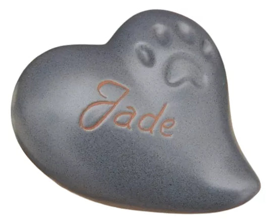 Beispielgravur "Jade" auf Tierurne Herz Pfote in blau (Art.Nr. beginnt mit 801)