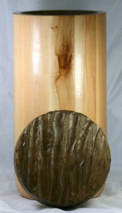 Tierurne Holz mit geöffnetem Deckel