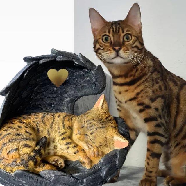 Tierurne Katze in Engelsflügel nach Fotovorlage bemalt, Flügel dunkelgrau, Herz goldfarben