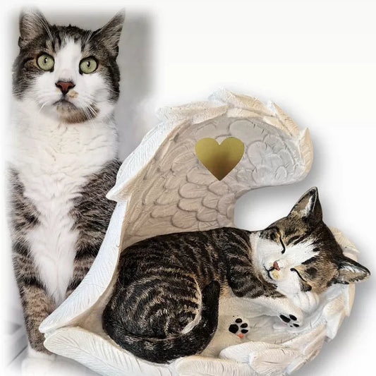 Tierurne Katze in Engelsflügel nach Fotovorlage bemalt, Flügel weiß, Herz goldfarben