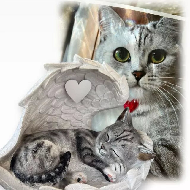 Tierurne Katze in Engelsflügel nach Fotovorlage bemalt, Flügel hellgrau, Herz silberfarben