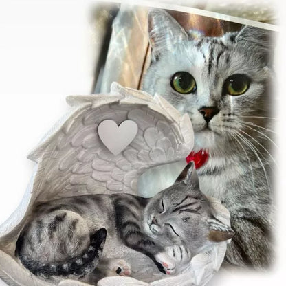 Tierurne Katze in Engelsflügel nach Fotovorlage bemalt, Flügel hellgrau, Herz silberfarben