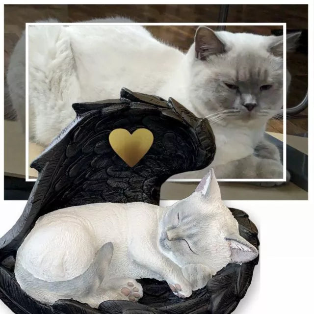Tierurne Katze in Engelsflügel nach Fotovorlage bemalt, Flügel schwarz, Herz goldfarben