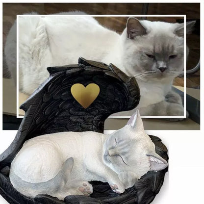 Tierurne Katze in Engelsflügel nach Fotovorlage bemalt, Flügel schwarz, Herz goldfarben