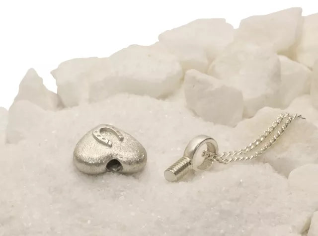 Ascheschmuck-Herzkette „Emmi“ mit Hufeisen-Motiv aus 925er Sterling-Silber, Anhänger geöffnet