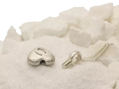 Ascheschmuck-Herzkette „Emmi“ mit Hufeisen-Motiv aus 925er Sterling-Silber, Anhänger geöffnet