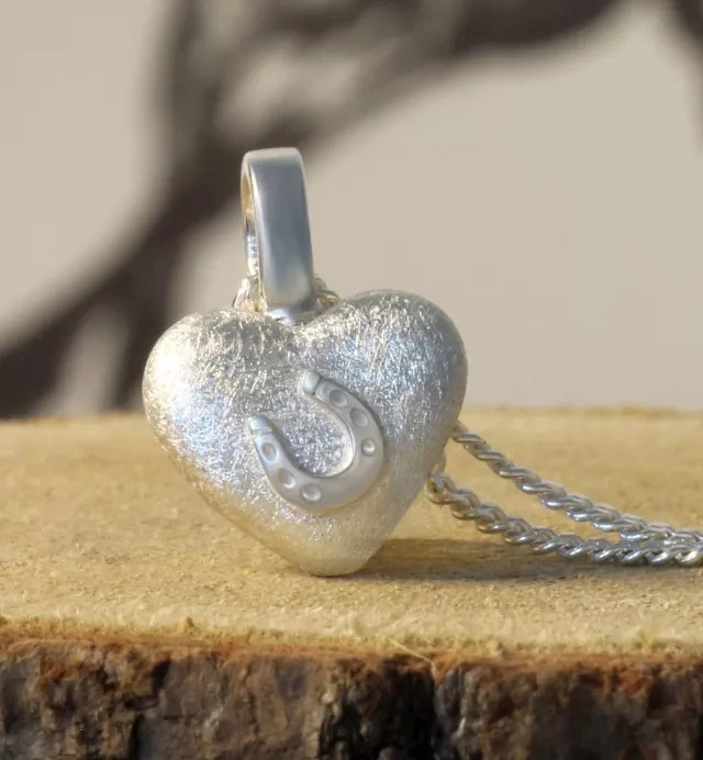 Ascheschmuck-Herzkette „Emmi“ mit Hufeisen-Motiv aus 925er Sterling-Silber