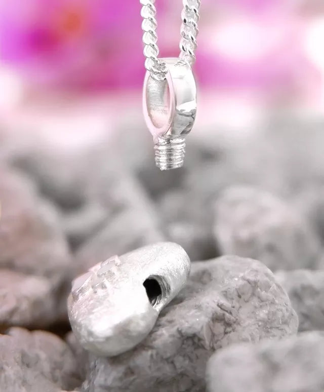 Ascheschmuck-Herzkette „Emmi“ mit Pfötchen-Motiv aus 925er Sterling-Silber, Anhänger geöffnet