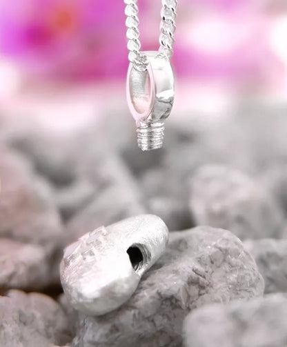 Ascheschmuck-Herzkette „Emmi“ mit Pfötchen-Motiv aus 925er Sterling-Silber, Anhänger geöffnet
