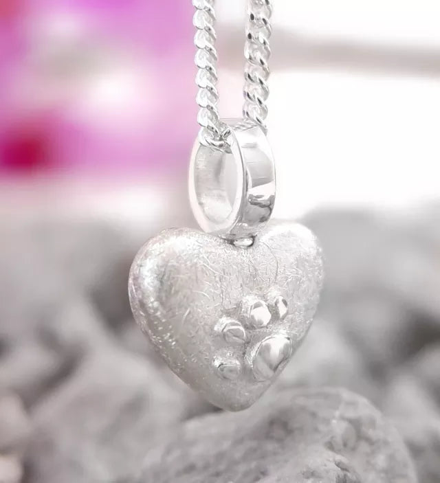 Ascheschmuck-Herzkette „Emmi“ mit Pfötchen-Motiv aus 925er Sterling-Silber