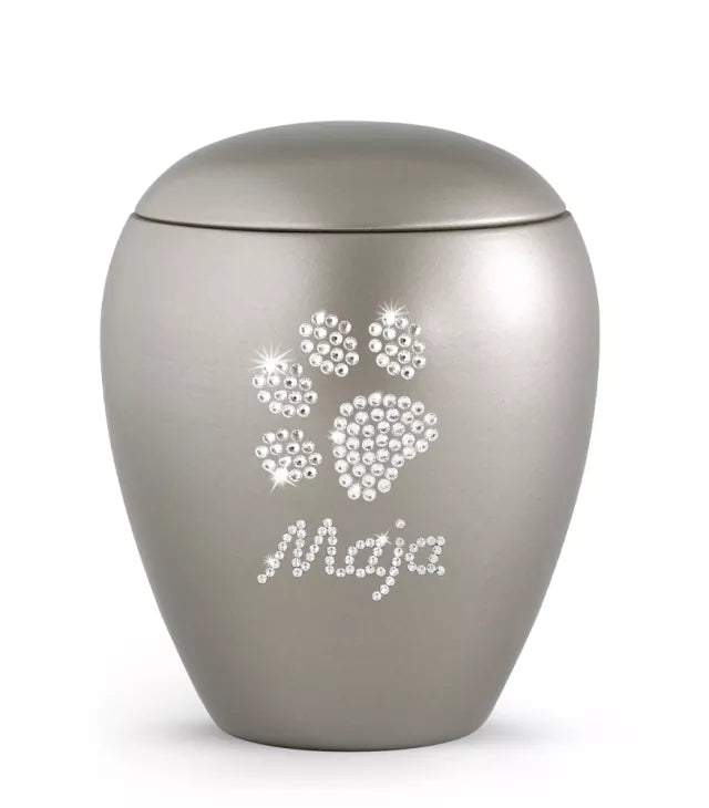 Beispiel Kristallbeschriftung Name Maja auf 0,5 Ltr. Urne, Farbe fumé (Art.Nr. 804176)