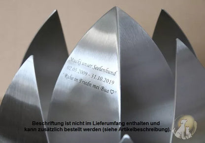 Beispiel einer Gravur mit Namen, Lebensdaten und Spruch