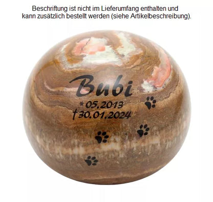 Beispiel einer Folienbeschriftung mit Namen Lebensdaten und Pfotenspur