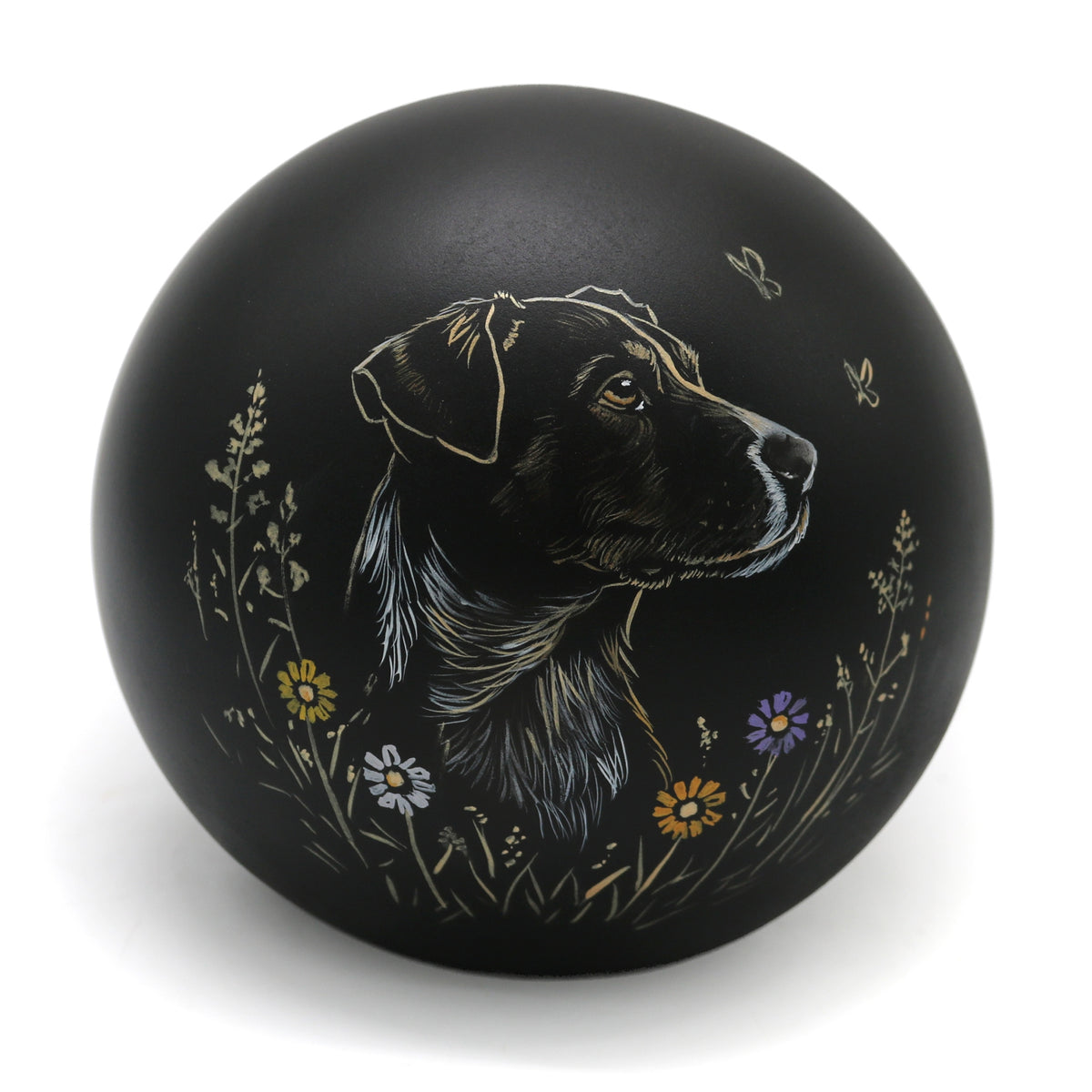 Schwarze Keramik-Tierurne in Kugelform mit handgemaltem Hundeporträt und Blumenfeld