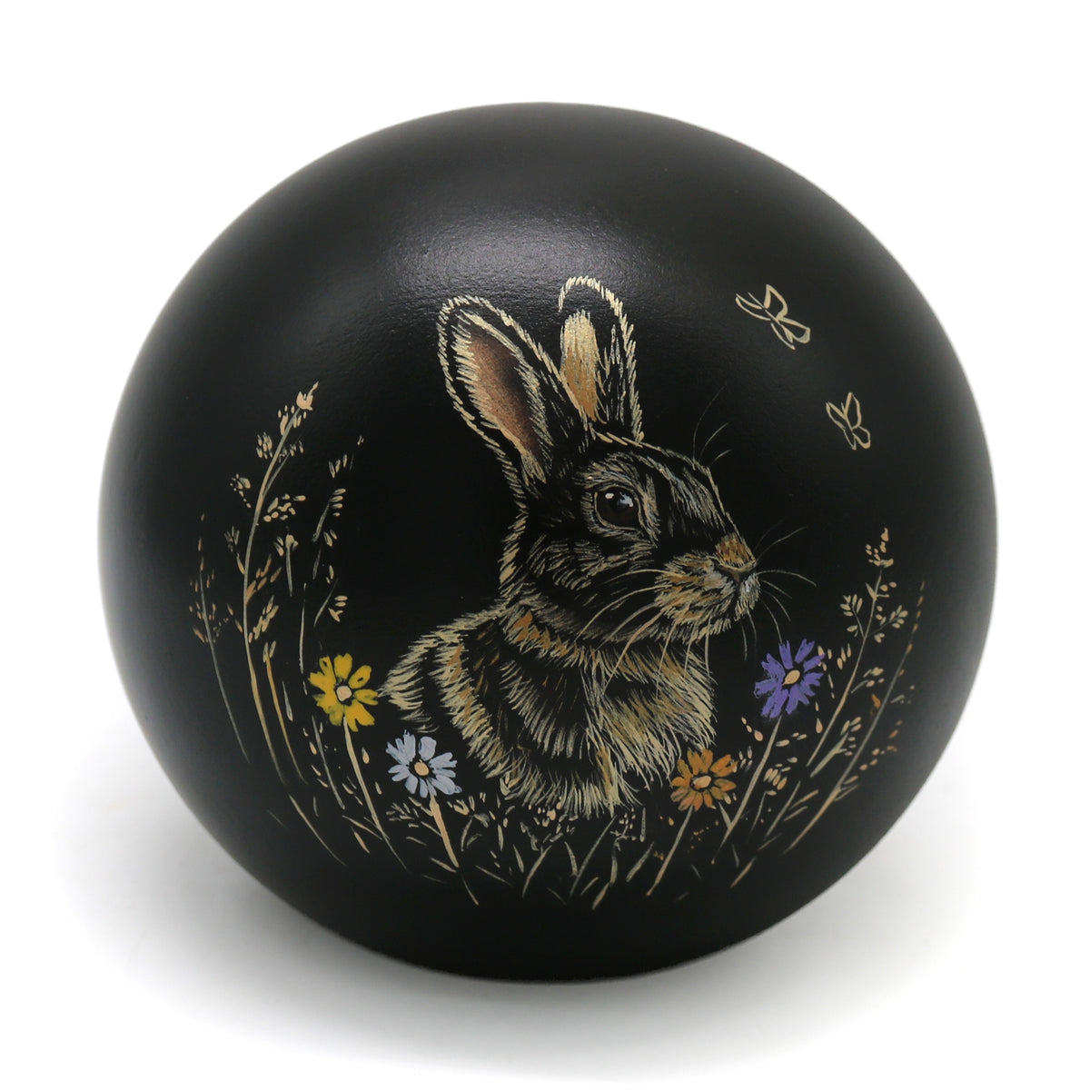 Schwarze Keramik-Tierurne in Kugelform mit handgemaltem Kaninchenporträt und Blumenfeld