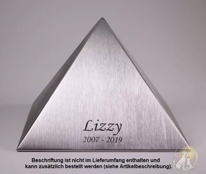 Beispiel einer Gravur mit Namen und Lebensdaten