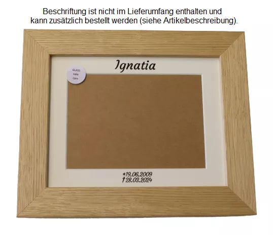Beispiel einer Folienbeschriftung in schwarz im Querformat mit Namen und Lebensdaten auf dem Passepartout