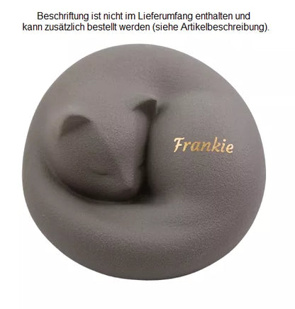 Katzenurne ruhende Katze in Grau mit personalisierter Folienbeschriftung mit Namen in goldfarben