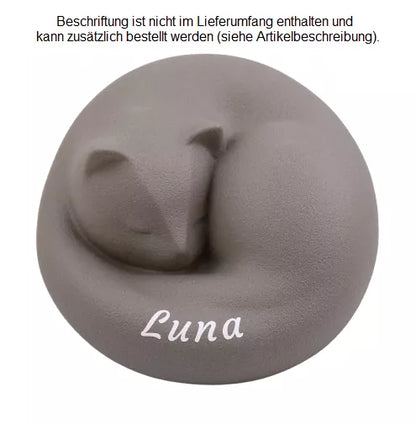 Katzenurne ruhende Katze in Grau mit personalisierter Folienbeschriftung mit Namen in weiß