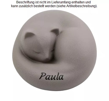 Katzenurne ruhende Katze in Grau mit personalisierter Folienbeschriftung in schwarz