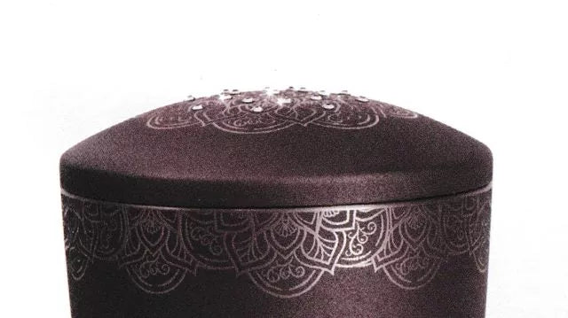 Tierurne Mandala berry, mit Kristallen auf dem Deckel