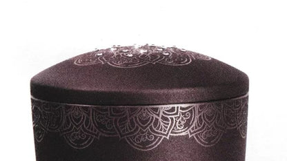 Tierurne Mandala berry, mit Kristallen auf dem Deckel