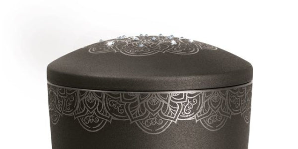 Tierurne Mandala schwarz, mit Kristallen auf dem Deckel